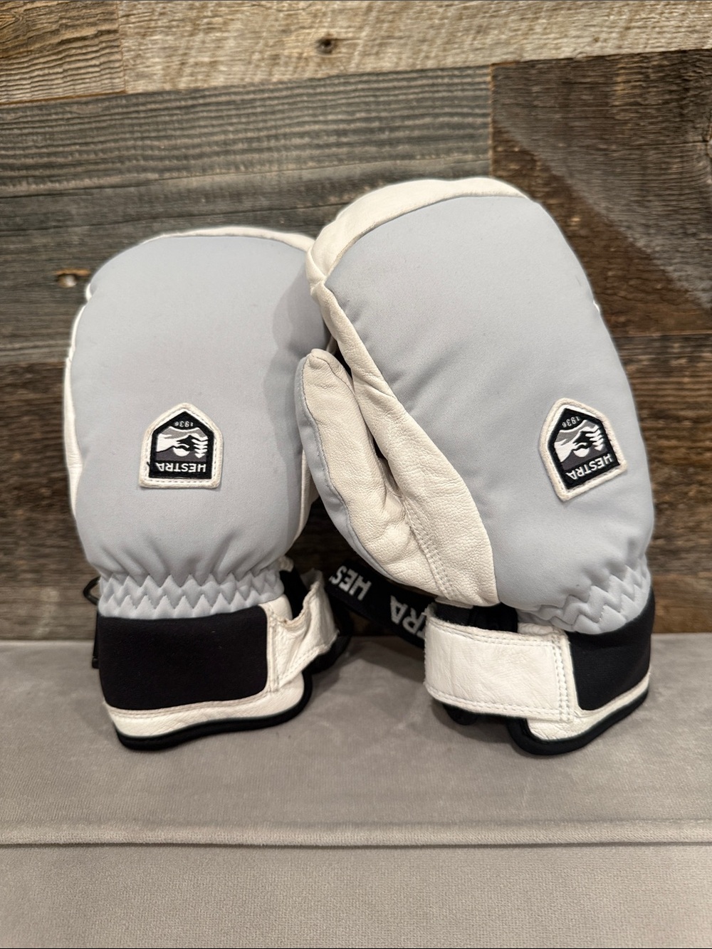 Hestra SKI/BOARDING GLOVES Kids LGray/White Mittens, Black Velcro cuff SIZE 8